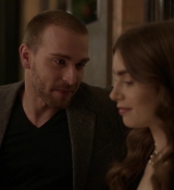 Emily_in_Paris_S01E06_Ringarde_720p_NF_WEB-DL_DDP5_1_x264-BTN_0326.jpg