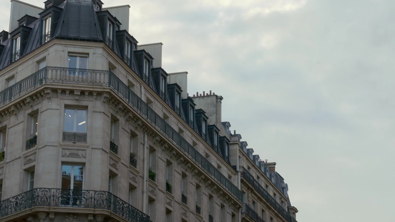 Emily_in_Paris_S01E07_French_Ending_720p_NF_WEB-DL_DDP5_1_x264-BTN_0011.jpg