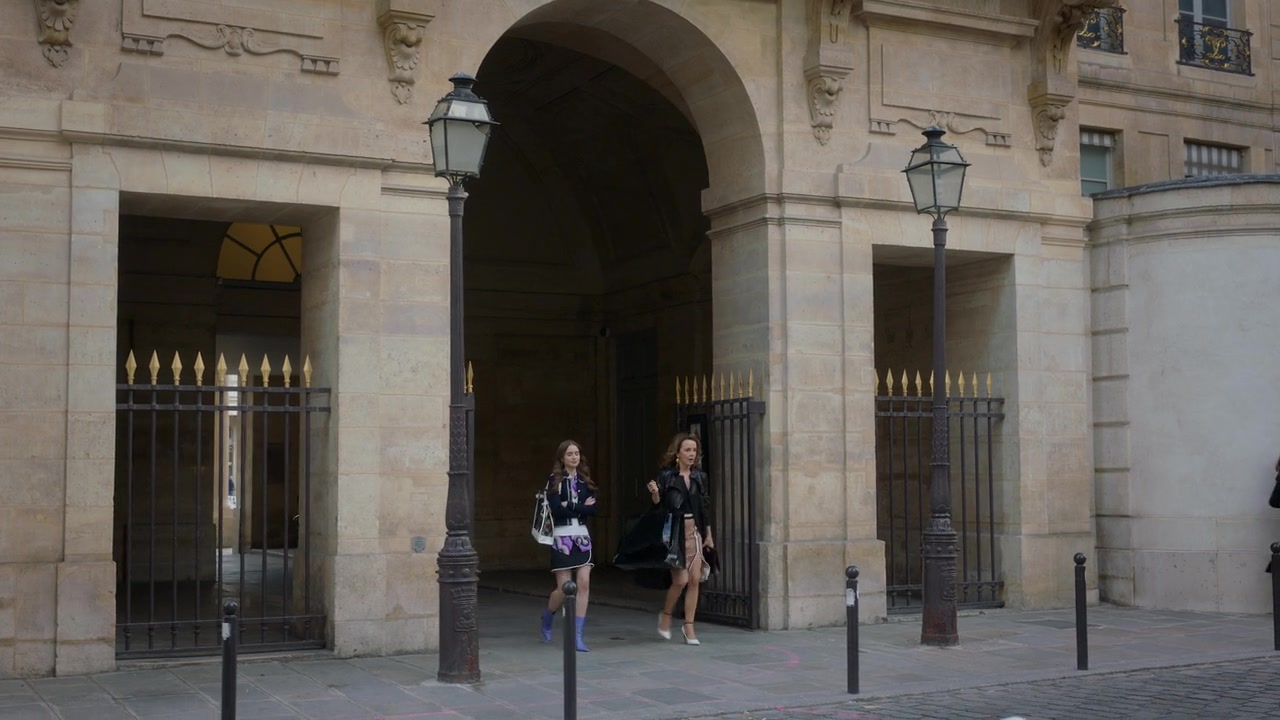 Emily_in_Paris_S01E07_French_Ending_720p_NF_WEB-DL_DDP5_1_x264-BTN_0024.jpg