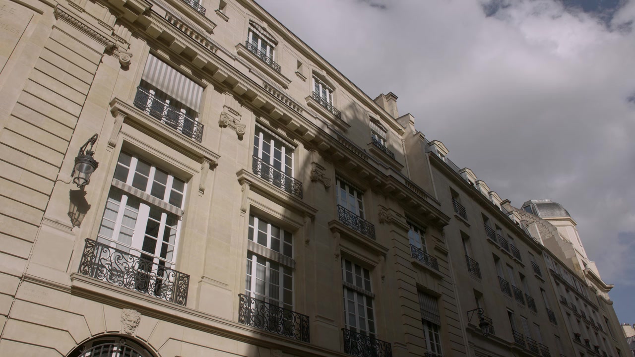 Emily_in_Paris_S01E07_French_Ending_720p_NF_WEB-DL_DDP5_1_x264-BTN_0060.jpg