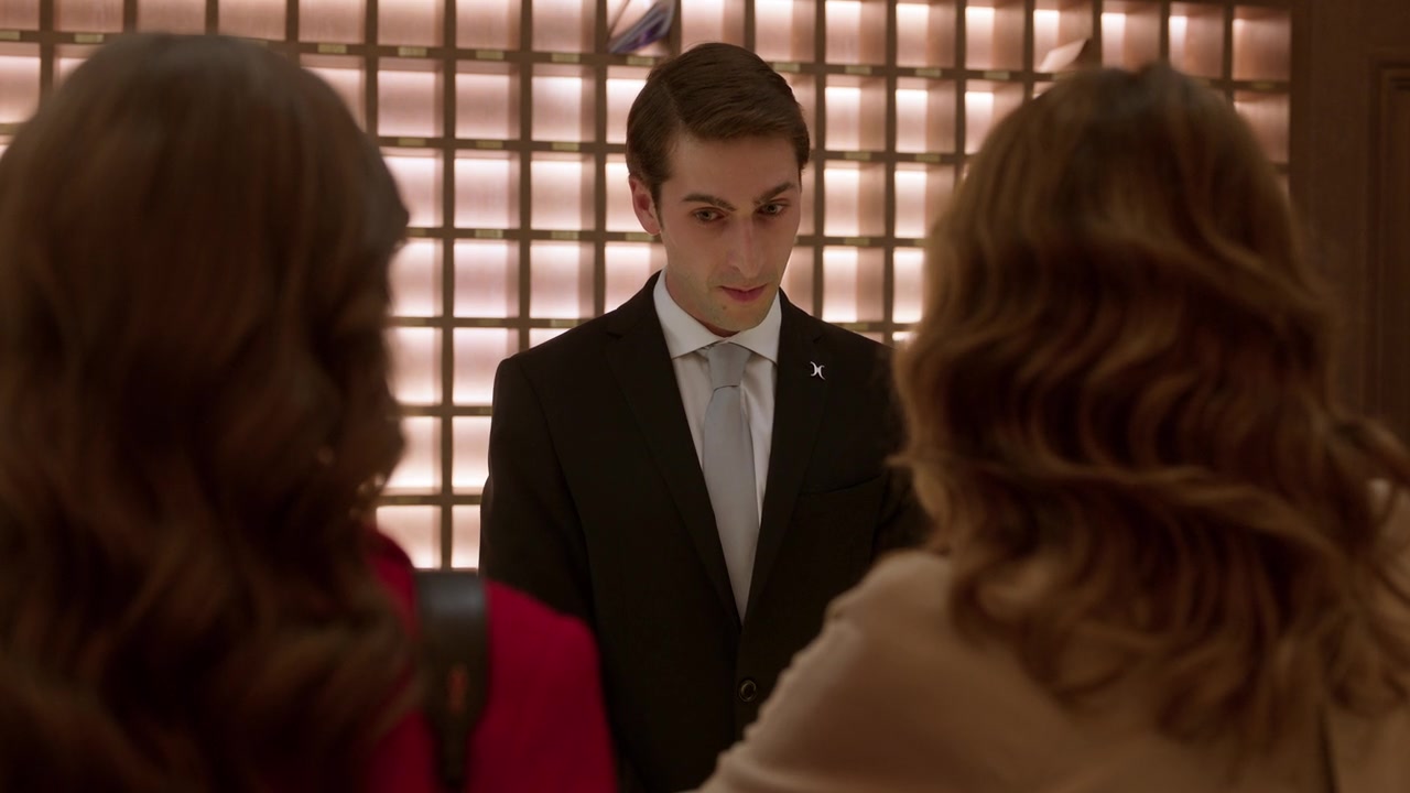 Emily_in_Paris_S01E07_French_Ending_720p_NF_WEB-DL_DDP5_1_x264-BTN_0930.jpg
