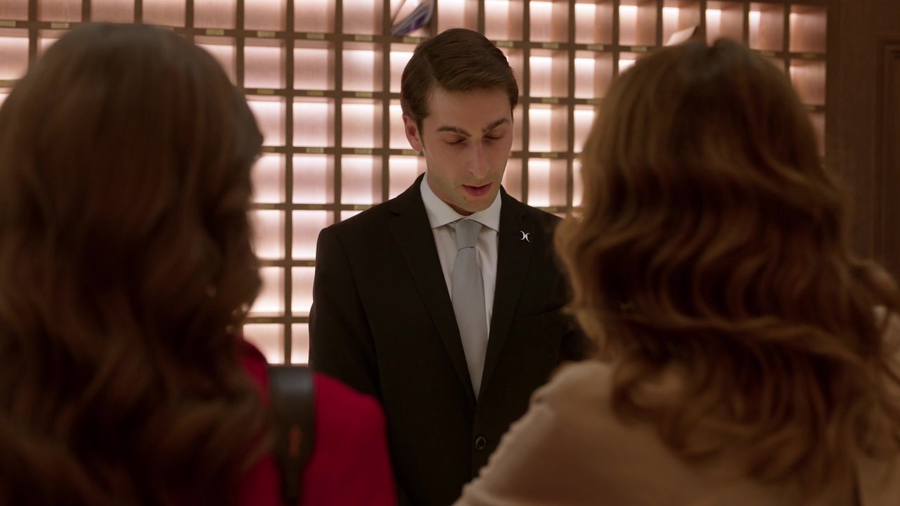 Emily_in_Paris_S01E07_French_Ending_720p_NF_WEB-DL_DDP5_1_x264-BTN_0933.jpg