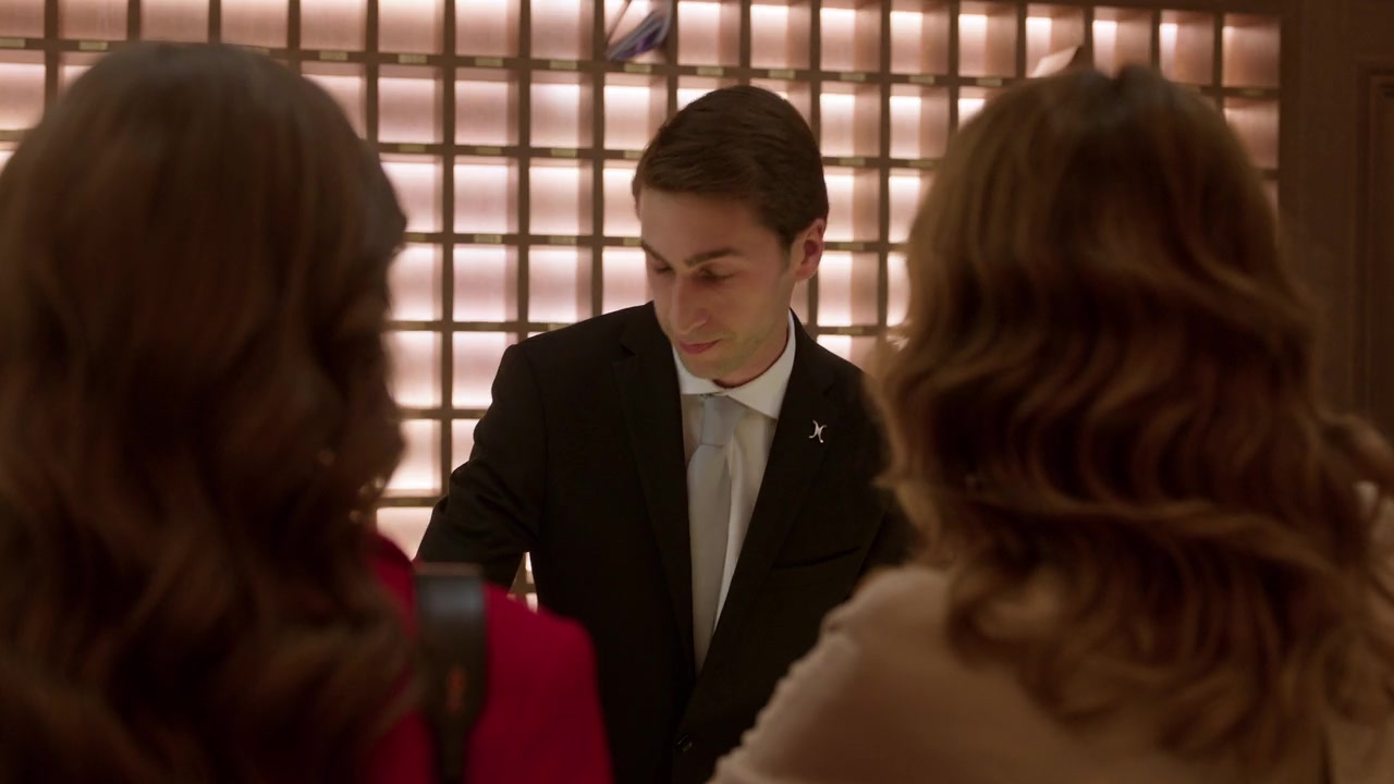 Emily_in_Paris_S01E07_French_Ending_720p_NF_WEB-DL_DDP5_1_x264-BTN_0935.jpg