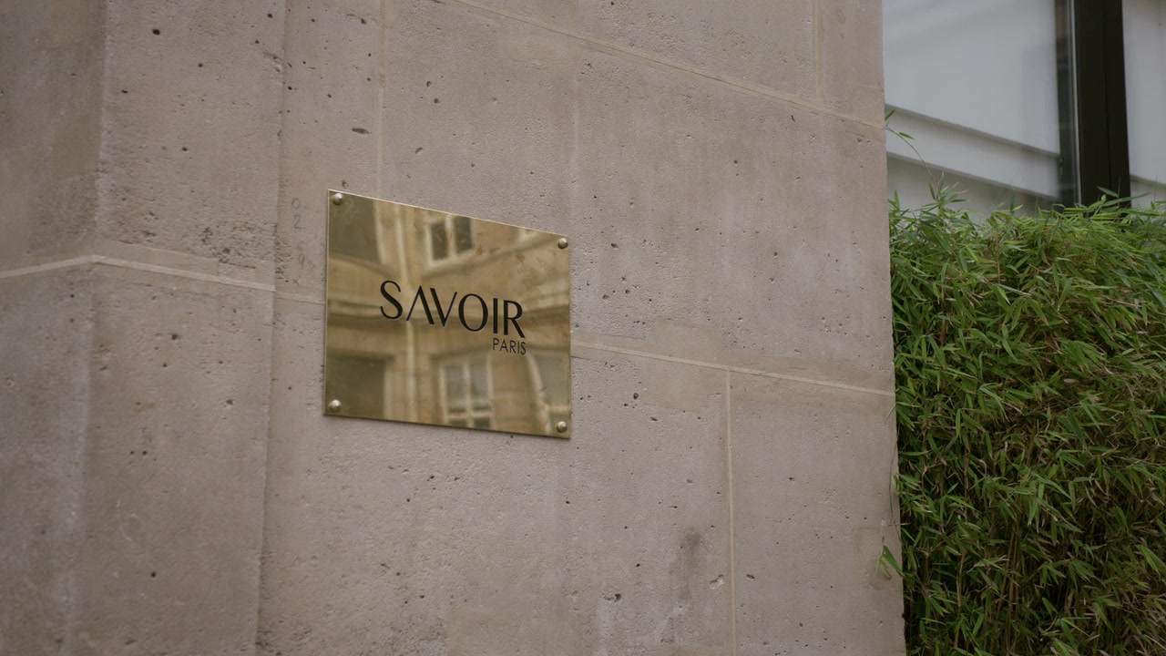 Emily_in_Paris_S01E07_French_Ending_720p_NF_WEB-DL_DDP5_1_x264-BTN_1082.jpg