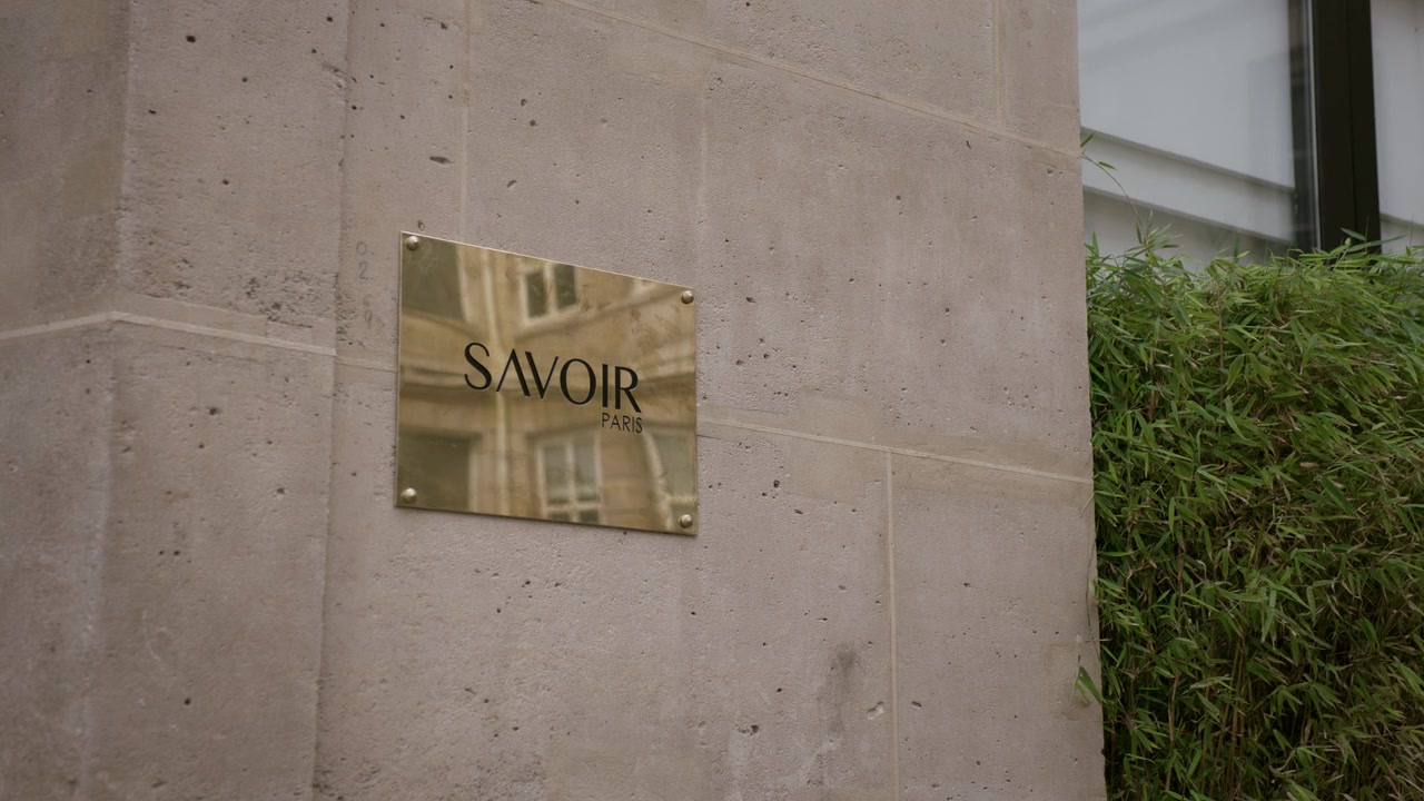 Emily_in_Paris_S01E07_French_Ending_720p_NF_WEB-DL_DDP5_1_x264-BTN_1083.jpg