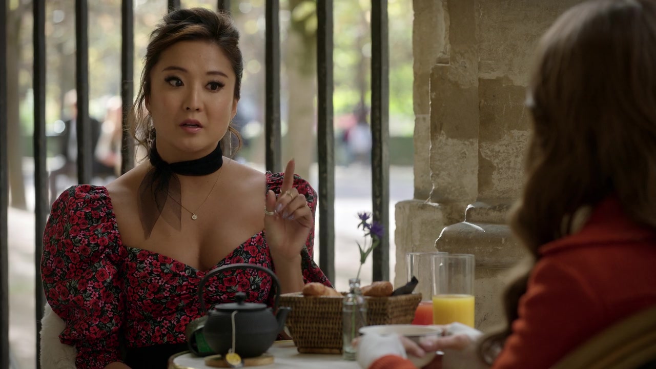 Emily_in_Paris_S01E08_Family_Affair_720p_NF_WEB-DL_DDP5_1_x264-BTN_0063.jpg