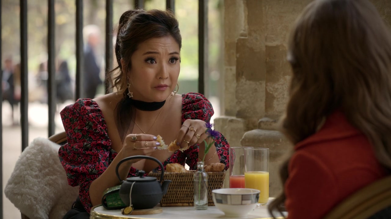 Emily_in_Paris_S01E08_Family_Affair_720p_NF_WEB-DL_DDP5_1_x264-BTN_0079.jpg