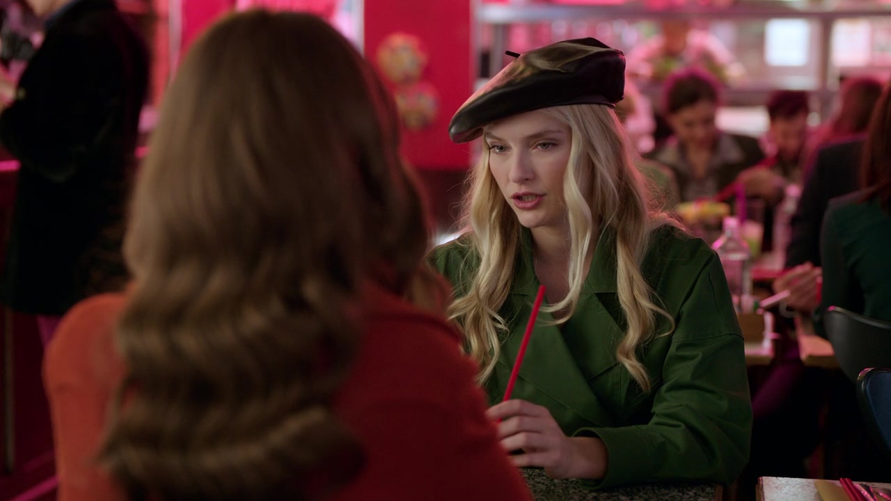 Emily_in_Paris_S01E08_Family_Affair_720p_NF_WEB-DL_DDP5_1_x264-BTN_0102.jpg
