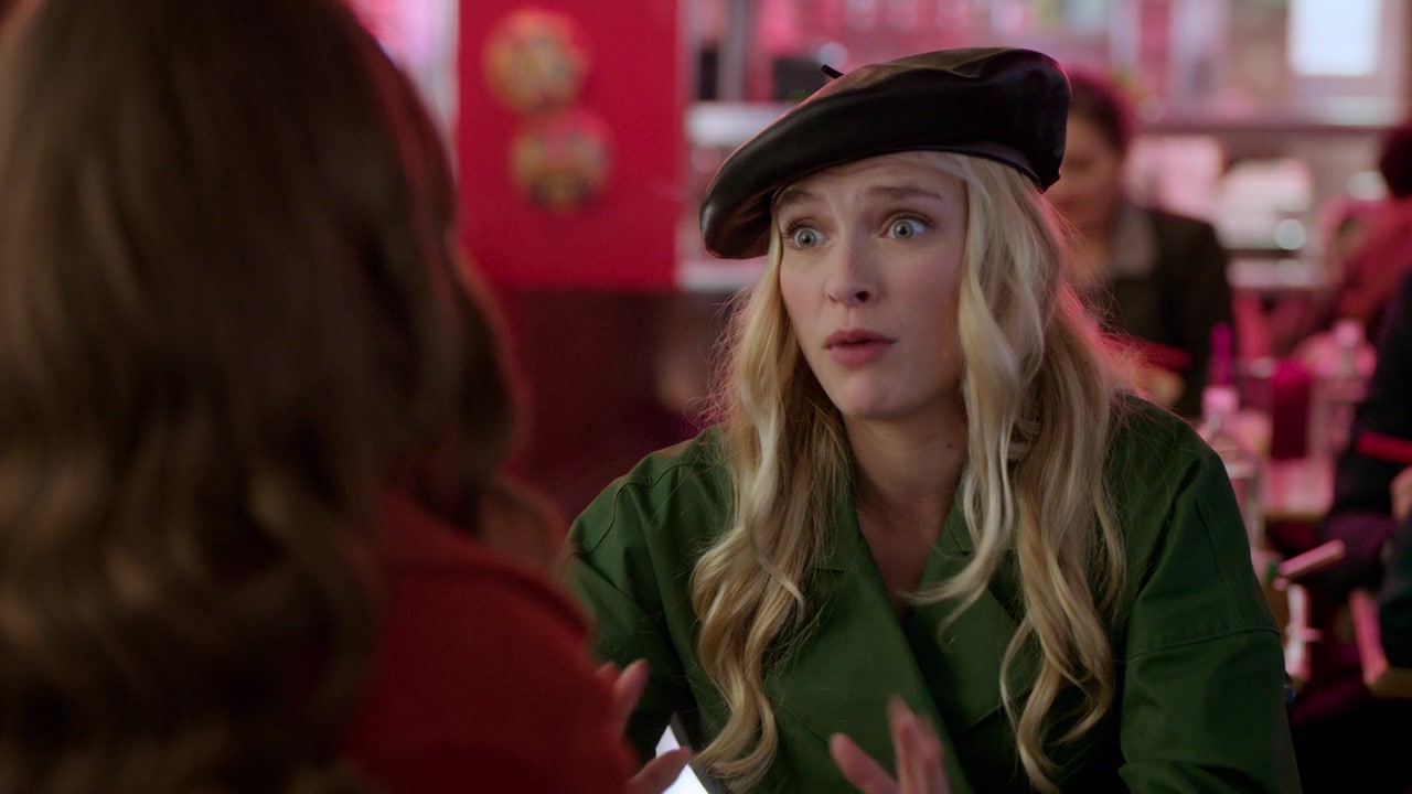 Emily_in_Paris_S01E08_Family_Affair_720p_NF_WEB-DL_DDP5_1_x264-BTN_0112.jpg