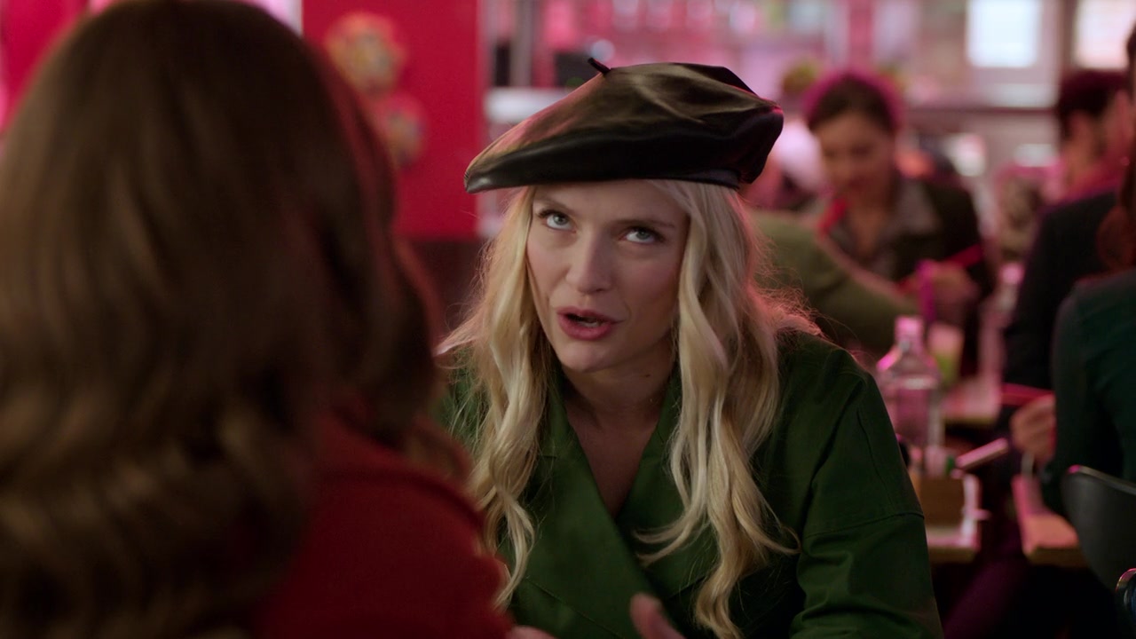 Emily_in_Paris_S01E08_Family_Affair_720p_NF_WEB-DL_DDP5_1_x264-BTN_0121.jpg