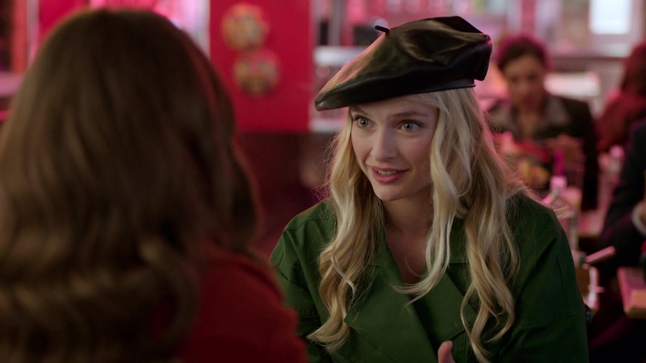 Emily_in_Paris_S01E08_Family_Affair_720p_NF_WEB-DL_DDP5_1_x264-BTN_0127.jpg