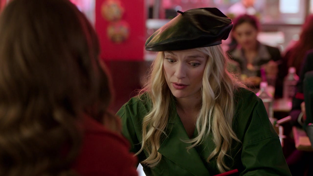 Emily_in_Paris_S01E08_Family_Affair_720p_NF_WEB-DL_DDP5_1_x264-BTN_0135.jpg