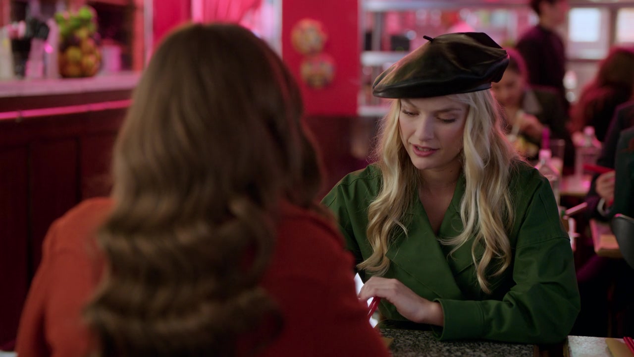Emily_in_Paris_S01E08_Family_Affair_720p_NF_WEB-DL_DDP5_1_x264-BTN_0139.jpg