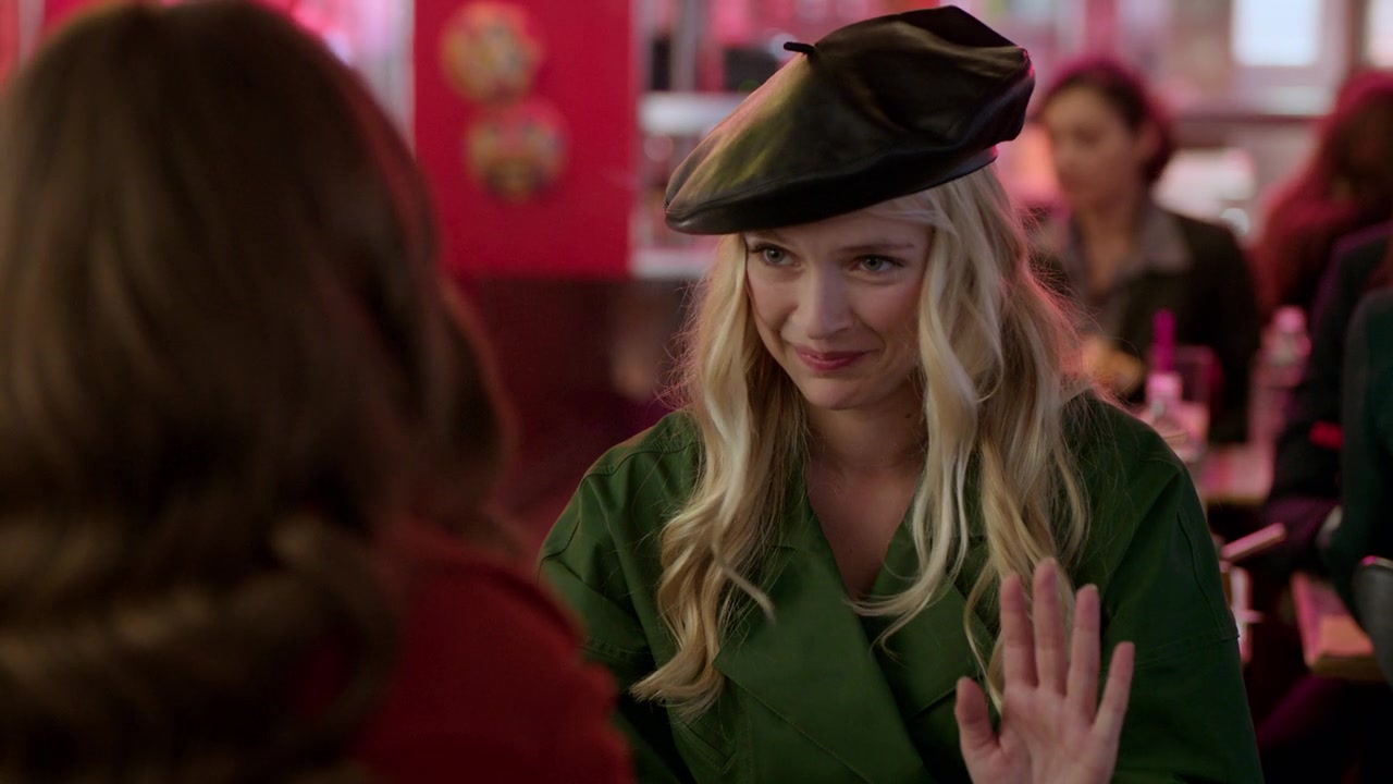 Emily_in_Paris_S01E08_Family_Affair_720p_NF_WEB-DL_DDP5_1_x264-BTN_0145.jpg