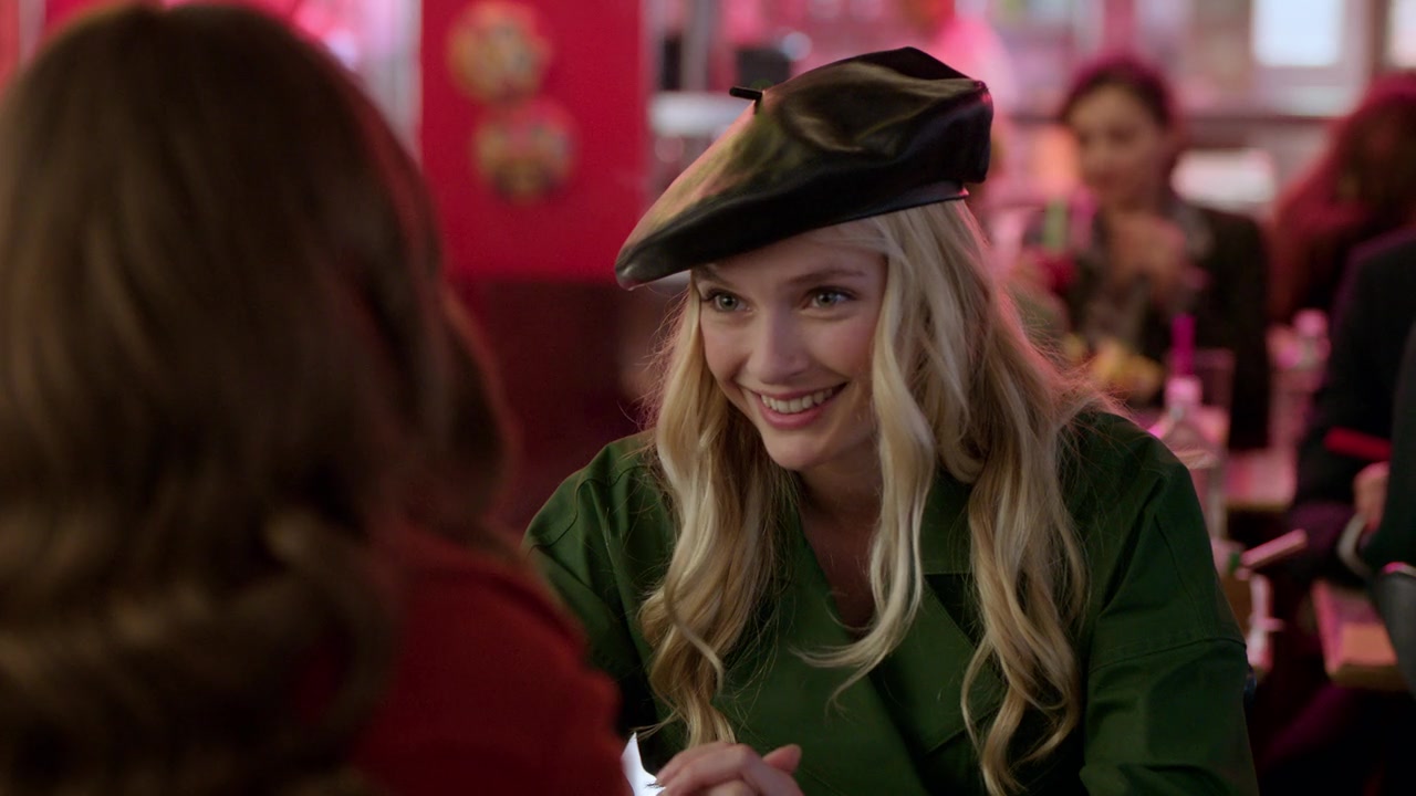Emily_in_Paris_S01E08_Family_Affair_720p_NF_WEB-DL_DDP5_1_x264-BTN_0147.jpg