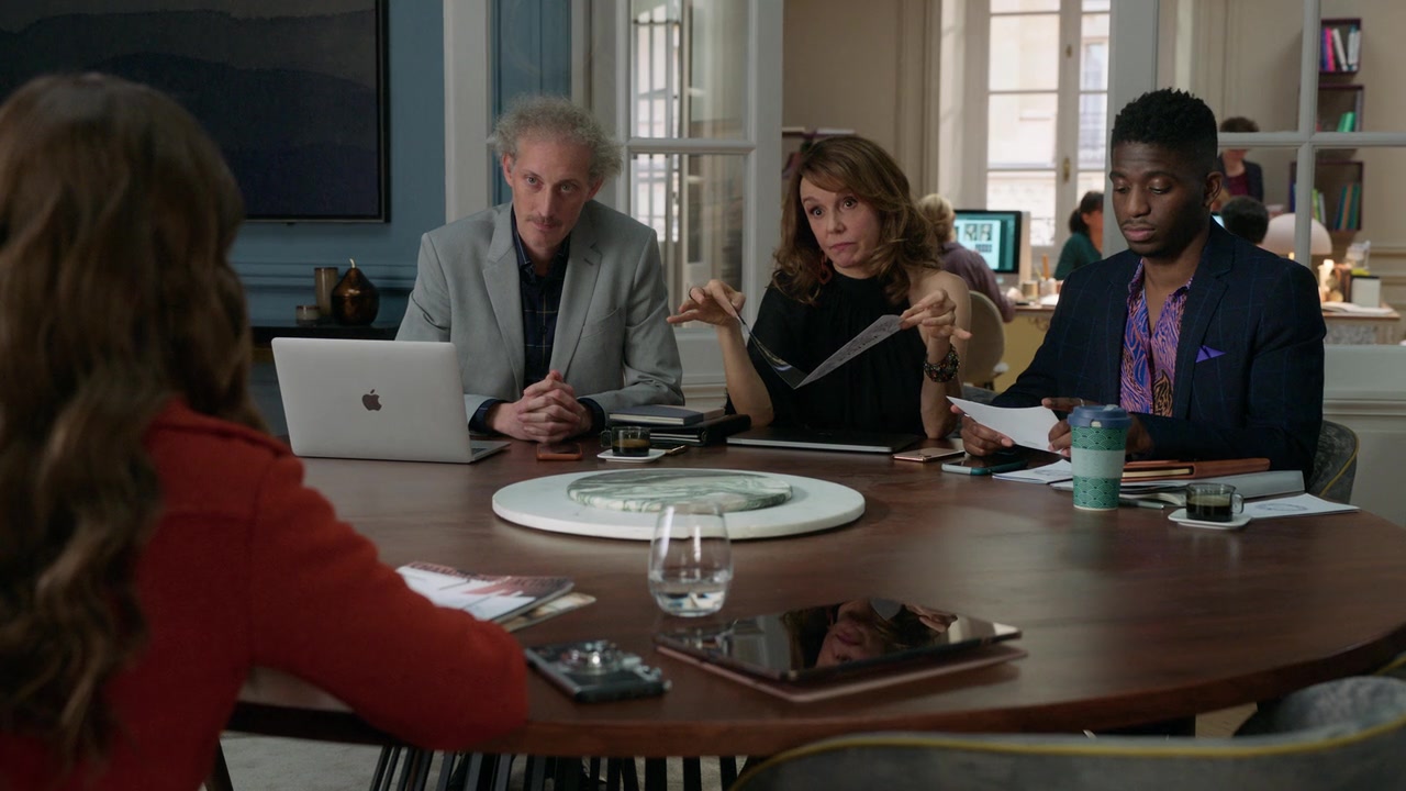 Emily_in_Paris_S01E08_Family_Affair_720p_NF_WEB-DL_DDP5_1_x264-BTN_0157.jpg