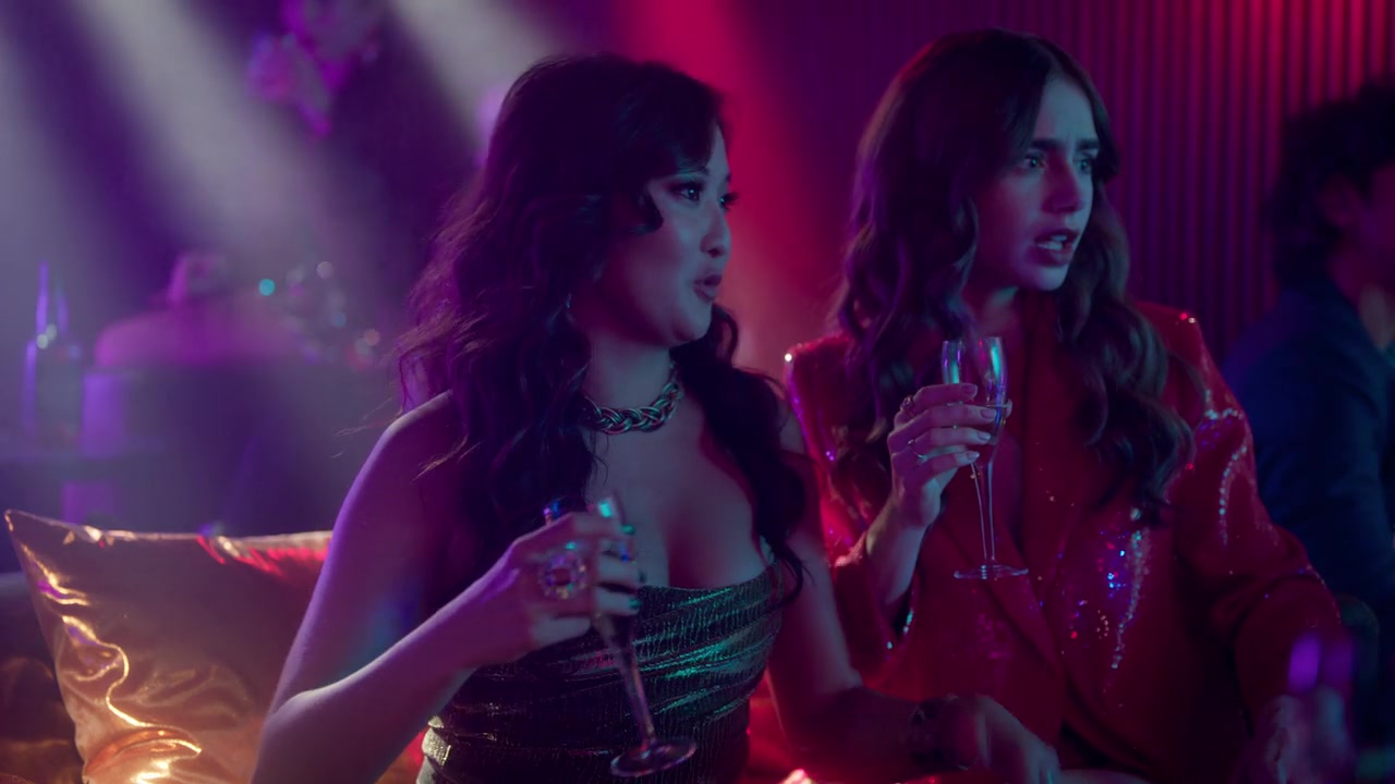 Emily_in_Paris_S01E08_Family_Affair_720p_NF_WEB-DL_DDP5_1_x264-BTN_0207.jpg