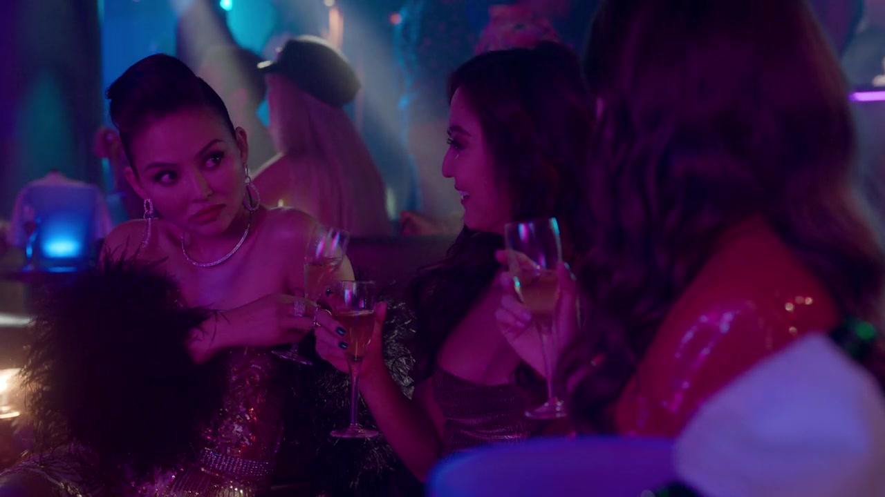 Emily_in_Paris_S01E08_Family_Affair_720p_NF_WEB-DL_DDP5_1_x264-BTN_0217.jpg