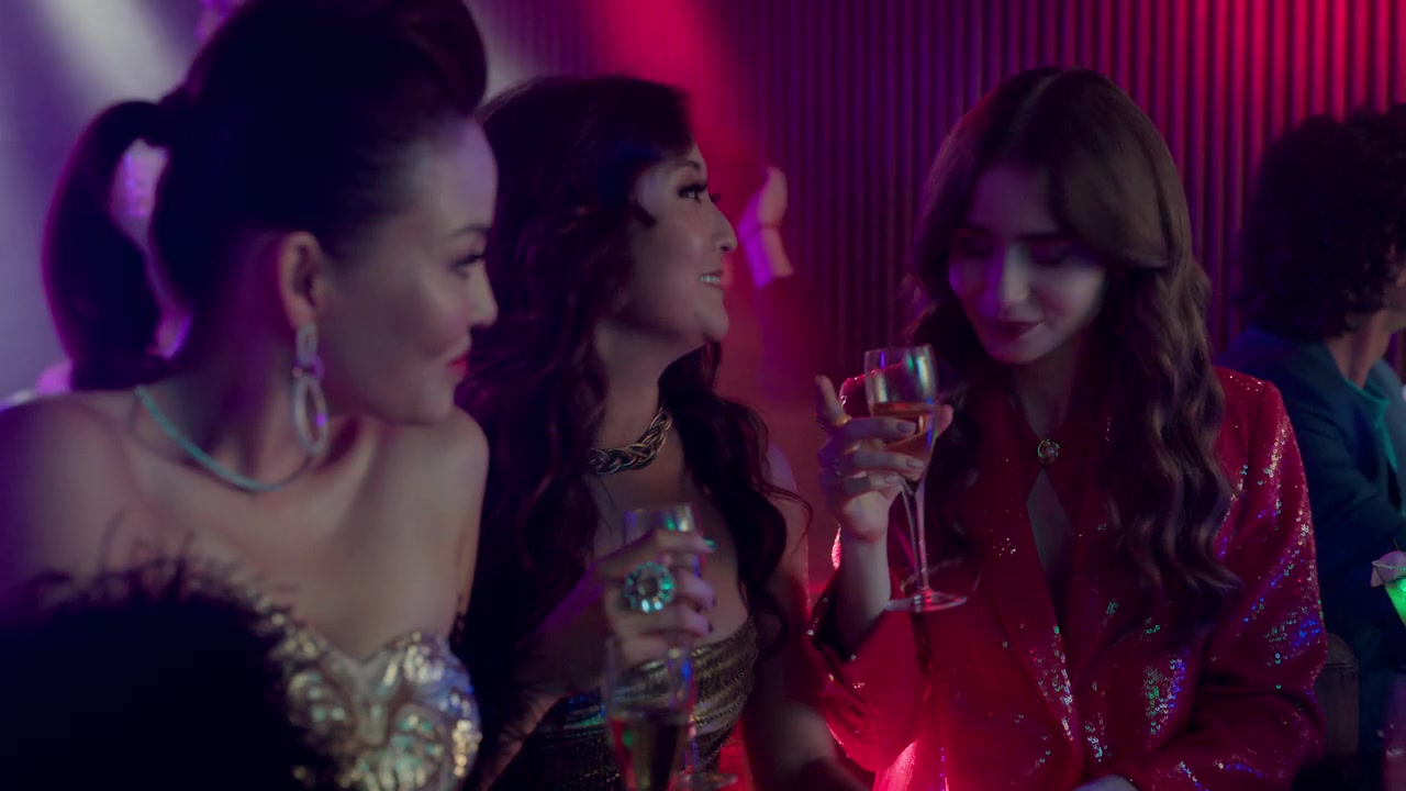 Emily_in_Paris_S01E08_Family_Affair_720p_NF_WEB-DL_DDP5_1_x264-BTN_0218.jpg