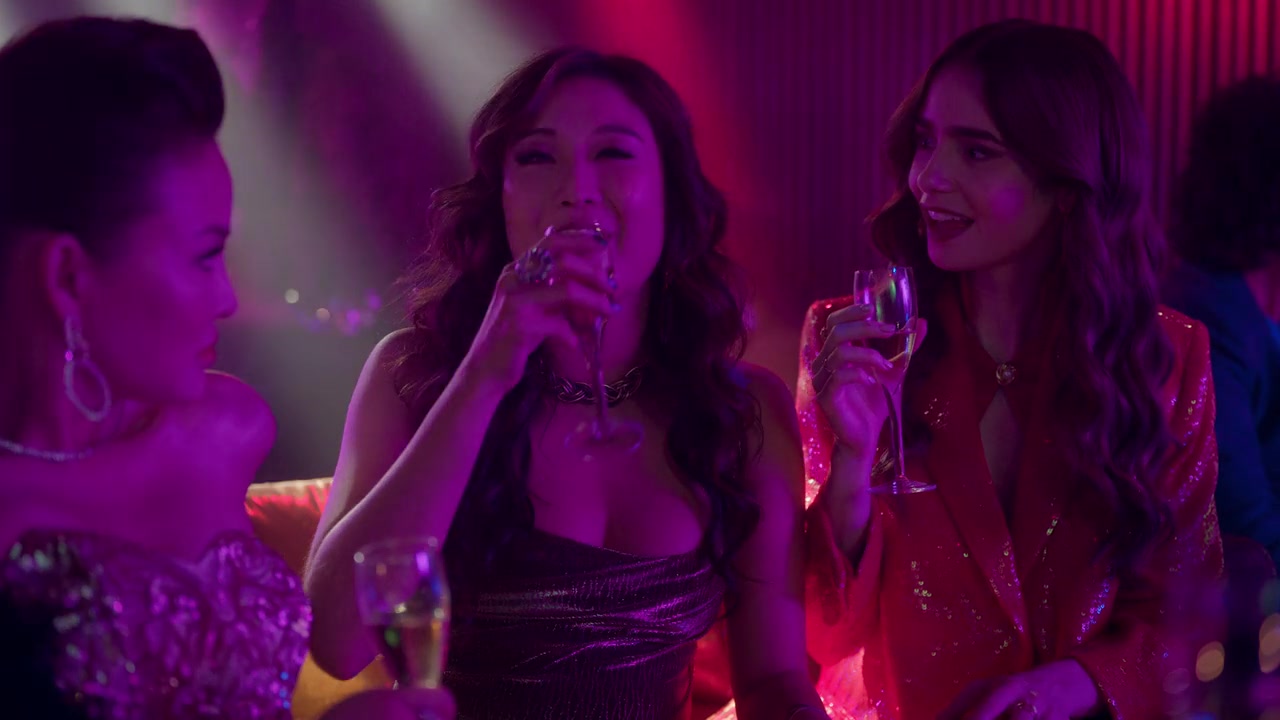 Emily_in_Paris_S01E08_Family_Affair_720p_NF_WEB-DL_DDP5_1_x264-BTN_0228.jpg