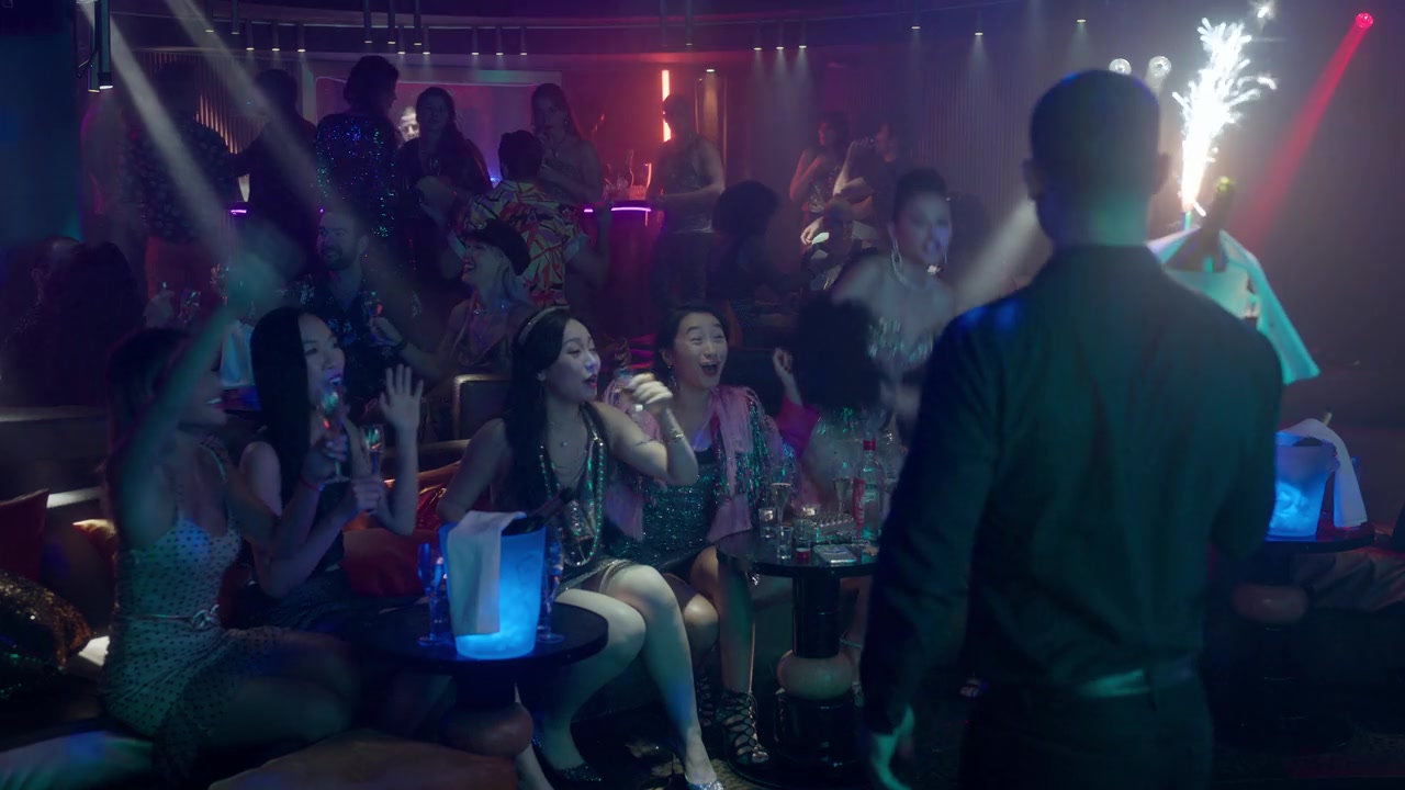 Emily_in_Paris_S01E08_Family_Affair_720p_NF_WEB-DL_DDP5_1_x264-BTN_0232.jpg