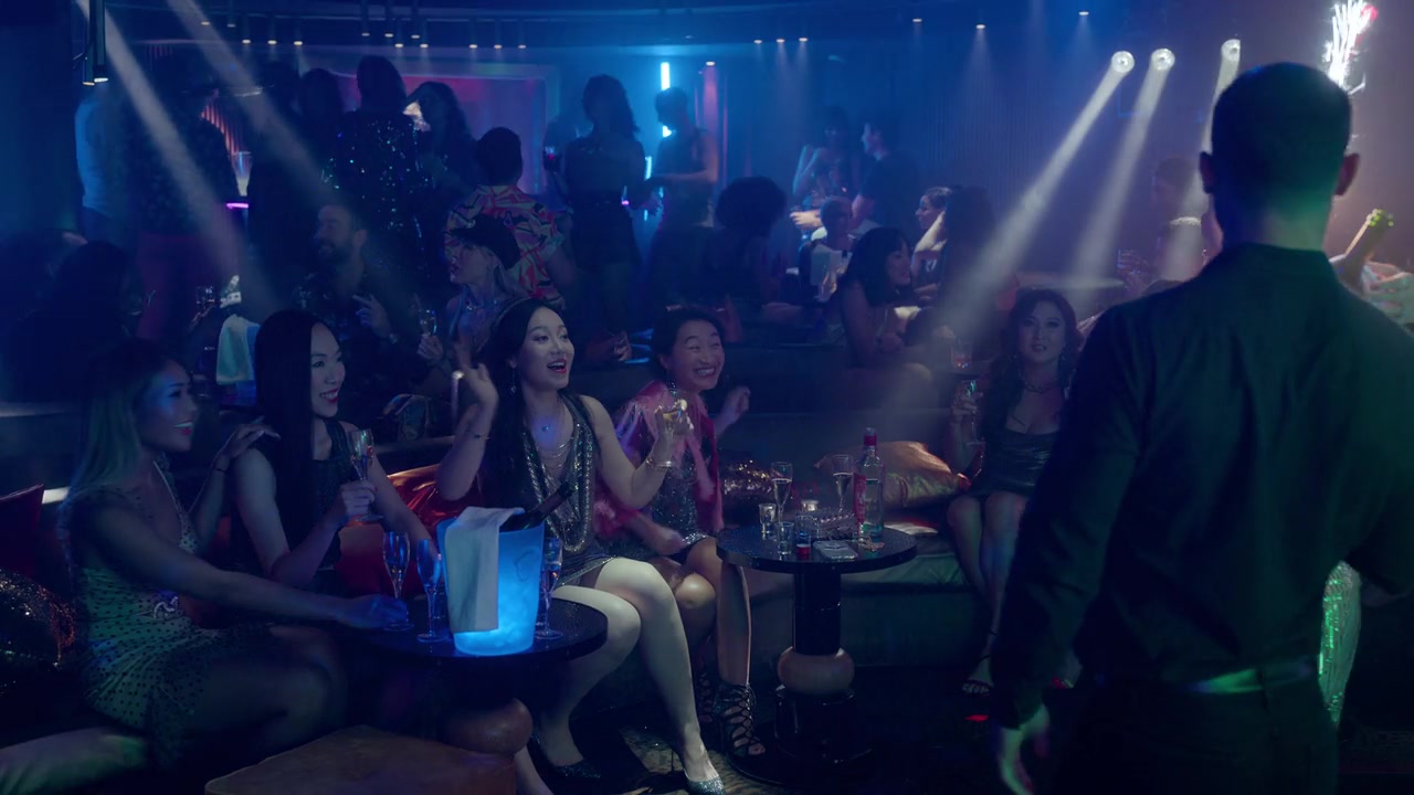 Emily_in_Paris_S01E08_Family_Affair_720p_NF_WEB-DL_DDP5_1_x264-BTN_0234.jpg