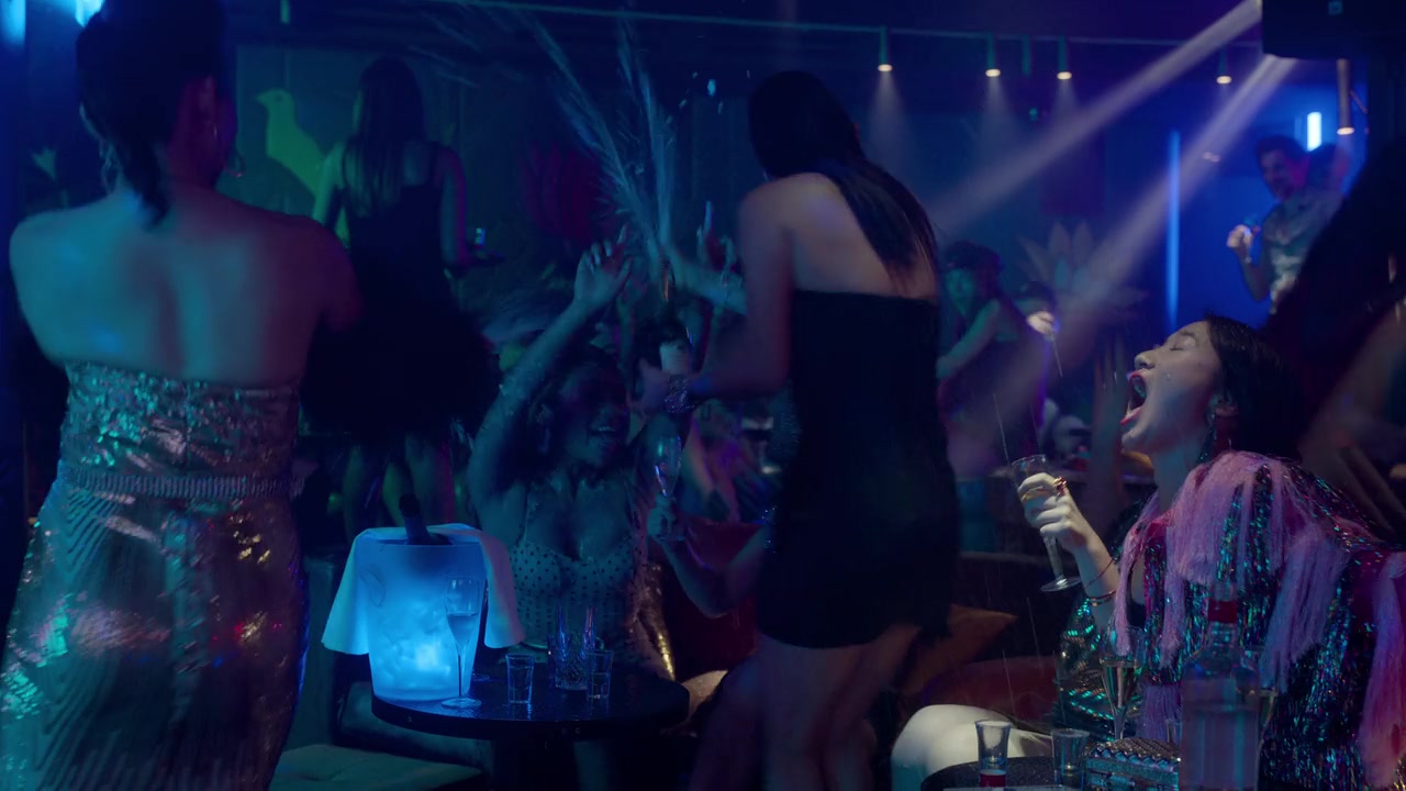 Emily_in_Paris_S01E08_Family_Affair_720p_NF_WEB-DL_DDP5_1_x264-BTN_0238.jpg