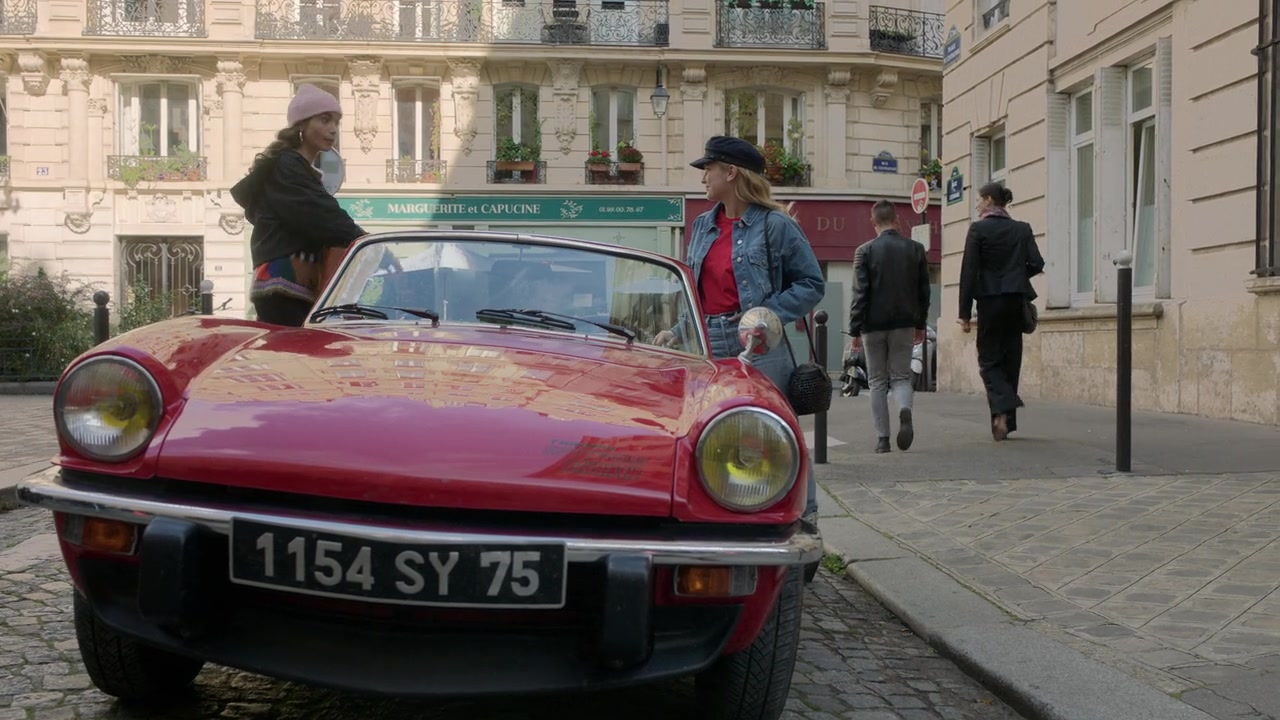 Emily_in_Paris_S01E08_Family_Affair_720p_NF_WEB-DL_DDP5_1_x264-BTN_0247.jpg