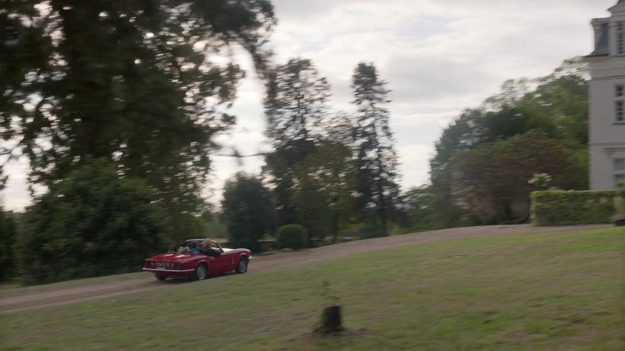 Emily_in_Paris_S01E08_Family_Affair_720p_NF_WEB-DL_DDP5_1_x264-BTN_0284.jpg