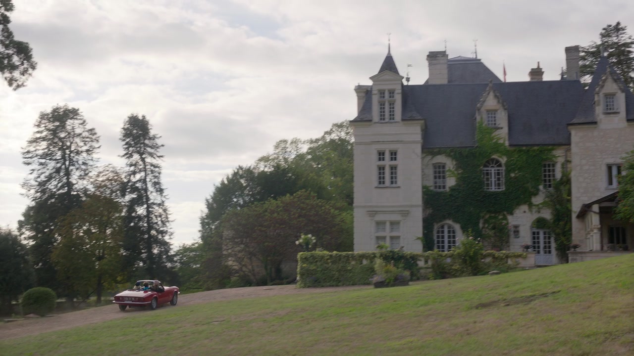 Emily_in_Paris_S01E08_Family_Affair_720p_NF_WEB-DL_DDP5_1_x264-BTN_0285.jpg