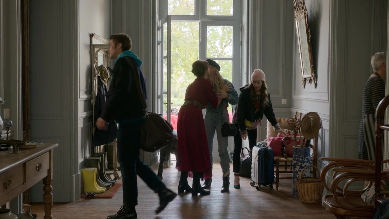 Emily_in_Paris_S01E08_Family_Affair_720p_NF_WEB-DL_DDP5_1_x264-BTN_0316.jpg