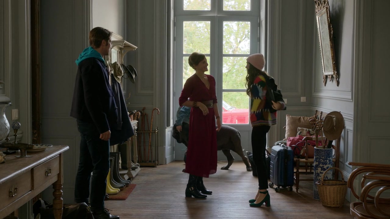 Emily_in_Paris_S01E08_Family_Affair_720p_NF_WEB-DL_DDP5_1_x264-BTN_0319.jpg
