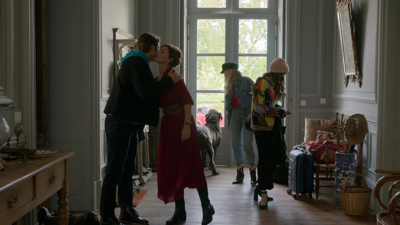Emily_in_Paris_S01E08_Family_Affair_720p_NF_WEB-DL_DDP5_1_x264-BTN_0321.jpg