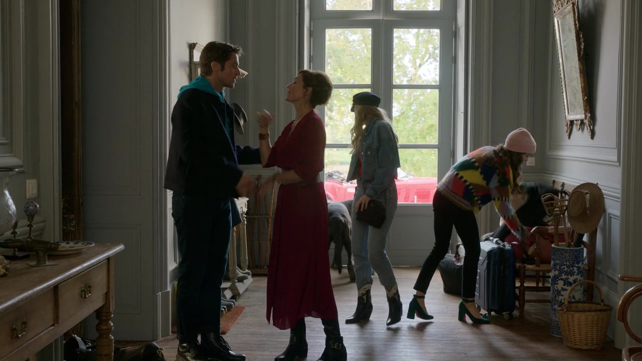 Emily_in_Paris_S01E08_Family_Affair_720p_NF_WEB-DL_DDP5_1_x264-BTN_0322.jpg