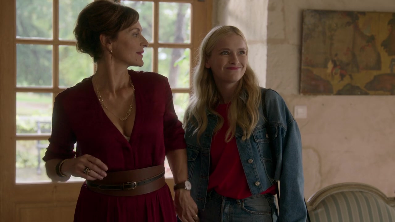 Emily_in_Paris_S01E08_Family_Affair_720p_NF_WEB-DL_DDP5_1_x264-BTN_0347.jpg