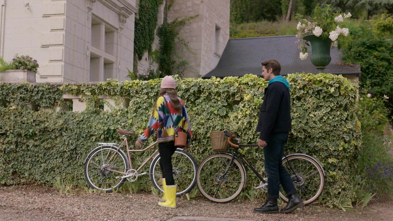 Emily_in_Paris_S01E08_Family_Affair_720p_NF_WEB-DL_DDP5_1_x264-BTN_0414.jpg