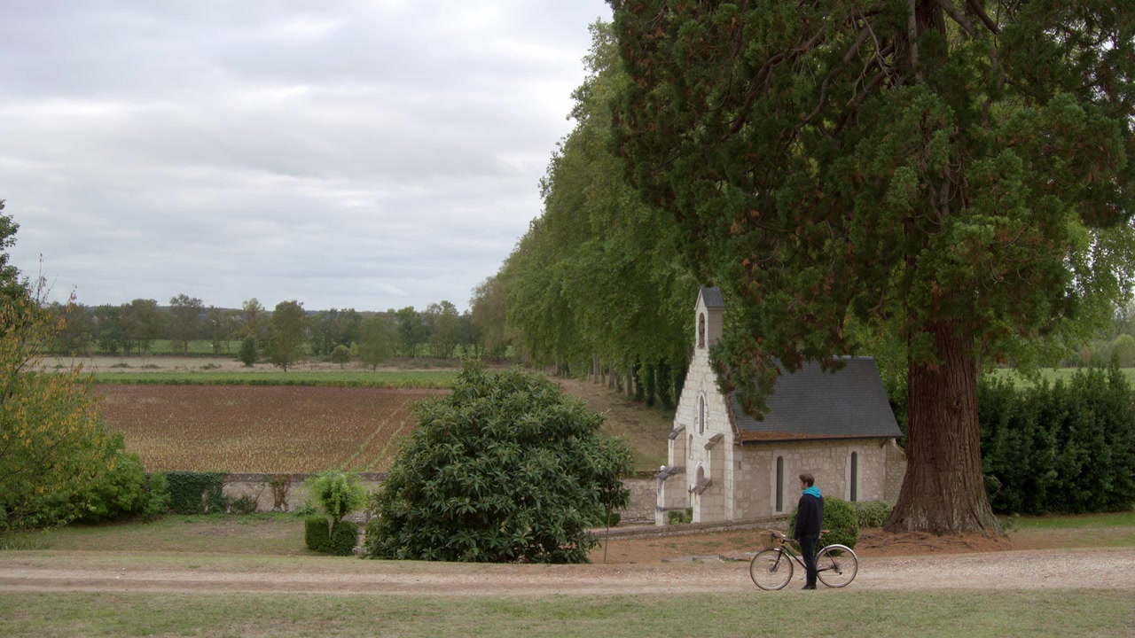 Emily_in_Paris_S01E08_Family_Affair_720p_NF_WEB-DL_DDP5_1_x264-BTN_0452.jpg