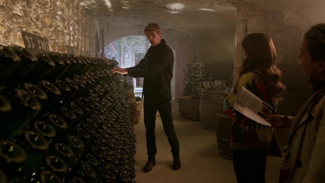 Emily_in_Paris_S01E08_Family_Affair_720p_NF_WEB-DL_DDP5_1_x264-BTN_0473.jpg