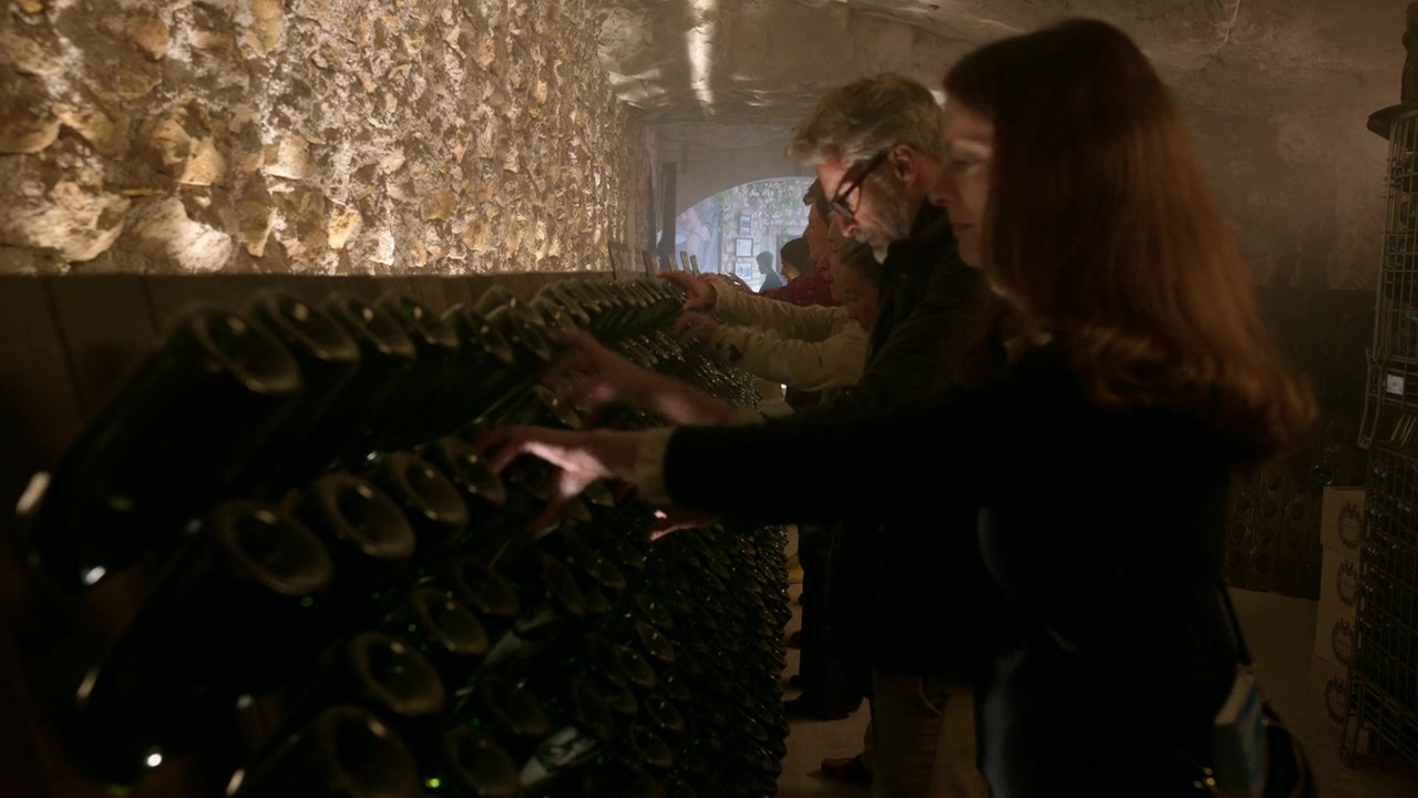 Emily_in_Paris_S01E08_Family_Affair_720p_NF_WEB-DL_DDP5_1_x264-BTN_0497.jpg Emily_in_Paris_S01E08_Family_Affair_720p_NF_WEB-DL_DDP5_1_x264-BTN_0497.jpg