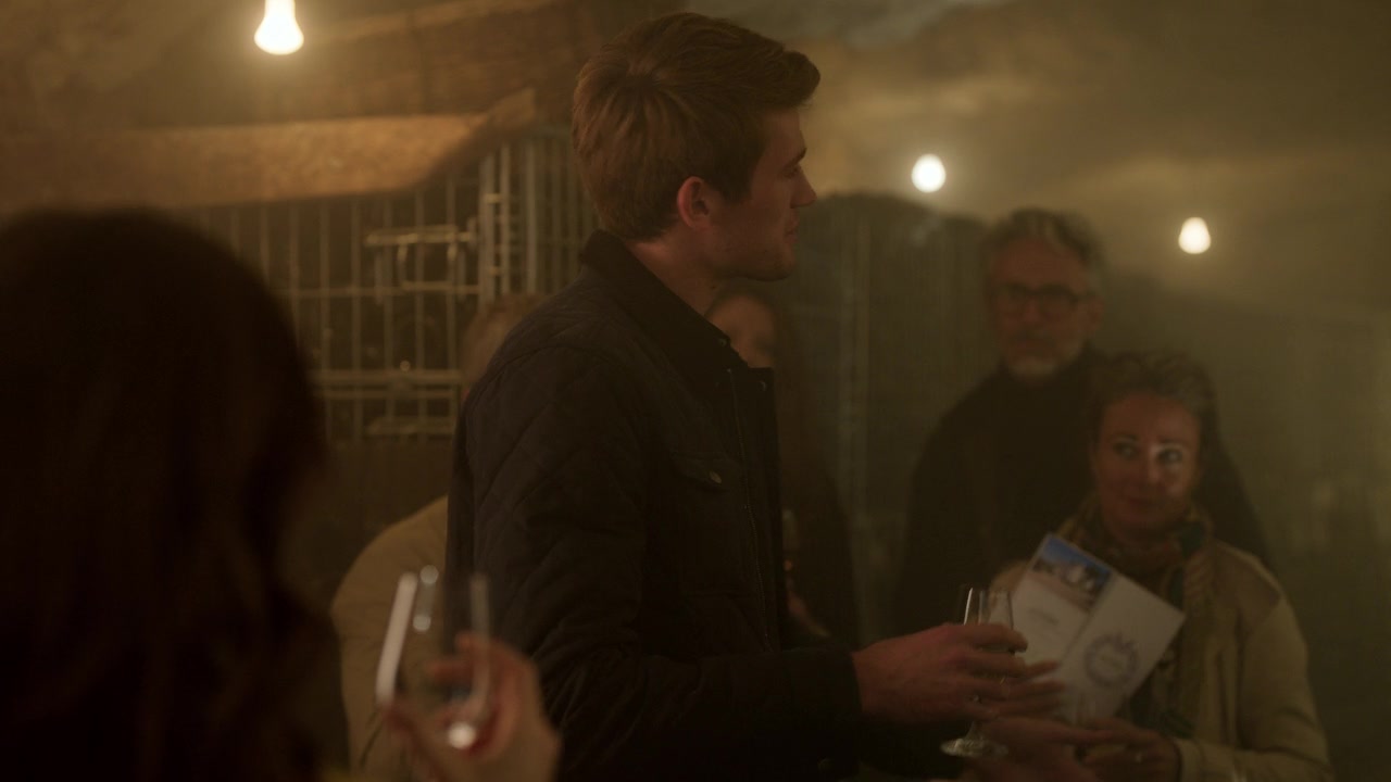 Emily_in_Paris_S01E08_Family_Affair_720p_NF_WEB-DL_DDP5_1_x264-BTN_0518.jpg