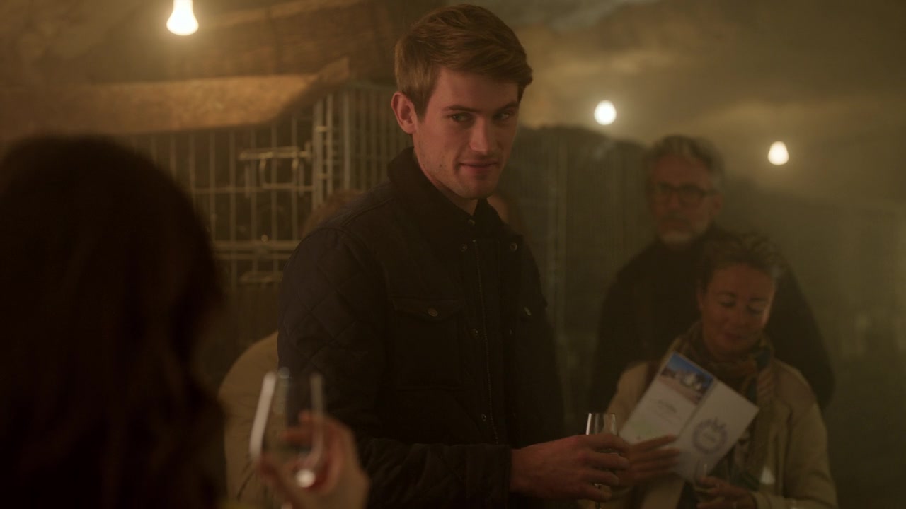 Emily_in_Paris_S01E08_Family_Affair_720p_NF_WEB-DL_DDP5_1_x264-BTN_0519.jpg