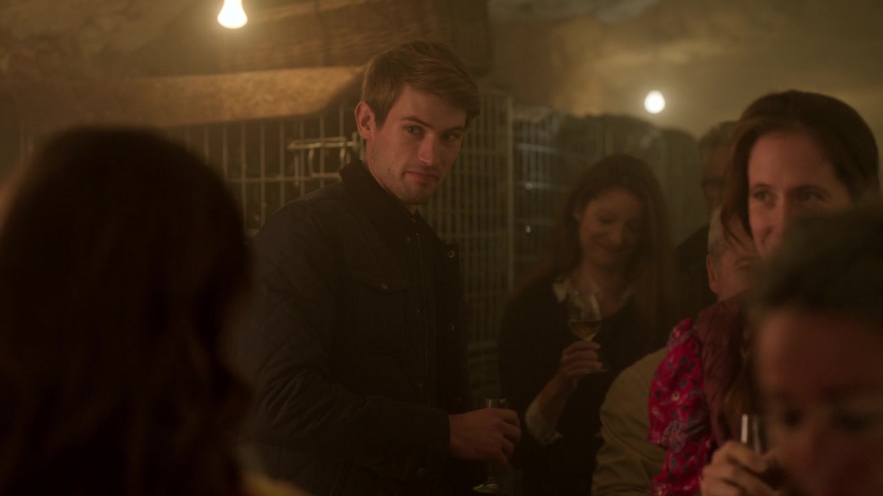 Emily_in_Paris_S01E08_Family_Affair_720p_NF_WEB-DL_DDP5_1_x264-BTN_0521.jpg