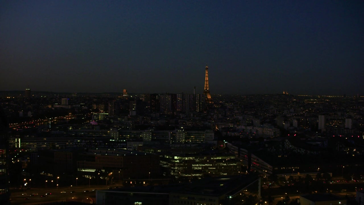 Emily_in_Paris_S01E08_Family_Affair_720p_NF_WEB-DL_DDP5_1_x264-BTN_0666.jpg