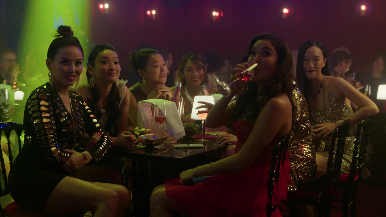 Emily_in_Paris_S01E08_Family_Affair_720p_NF_WEB-DL_DDP5_1_x264-BTN_0677.jpg