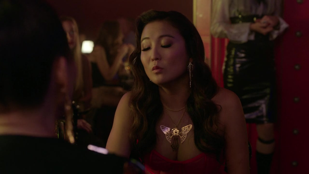 Emily_in_Paris_S01E08_Family_Affair_720p_NF_WEB-DL_DDP5_1_x264-BTN_0702.jpg
