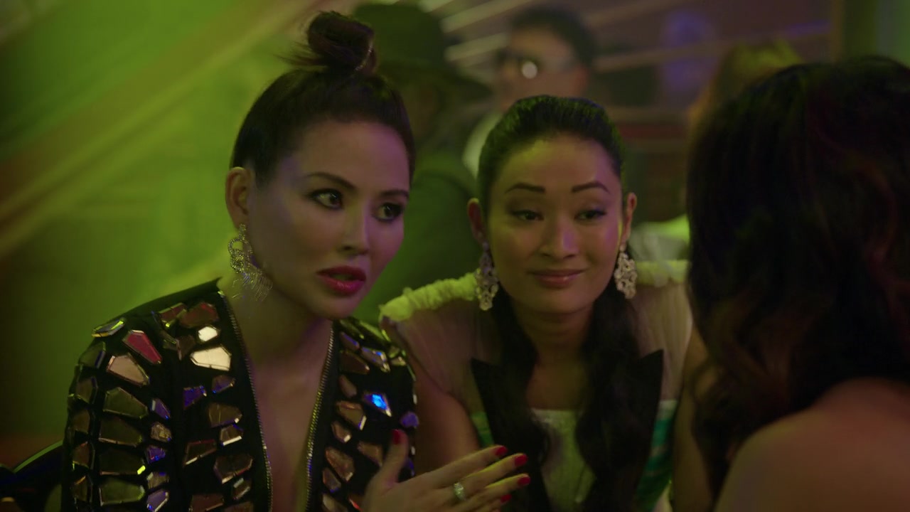Emily_in_Paris_S01E08_Family_Affair_720p_NF_WEB-DL_DDP5_1_x264-BTN_0706.jpg
