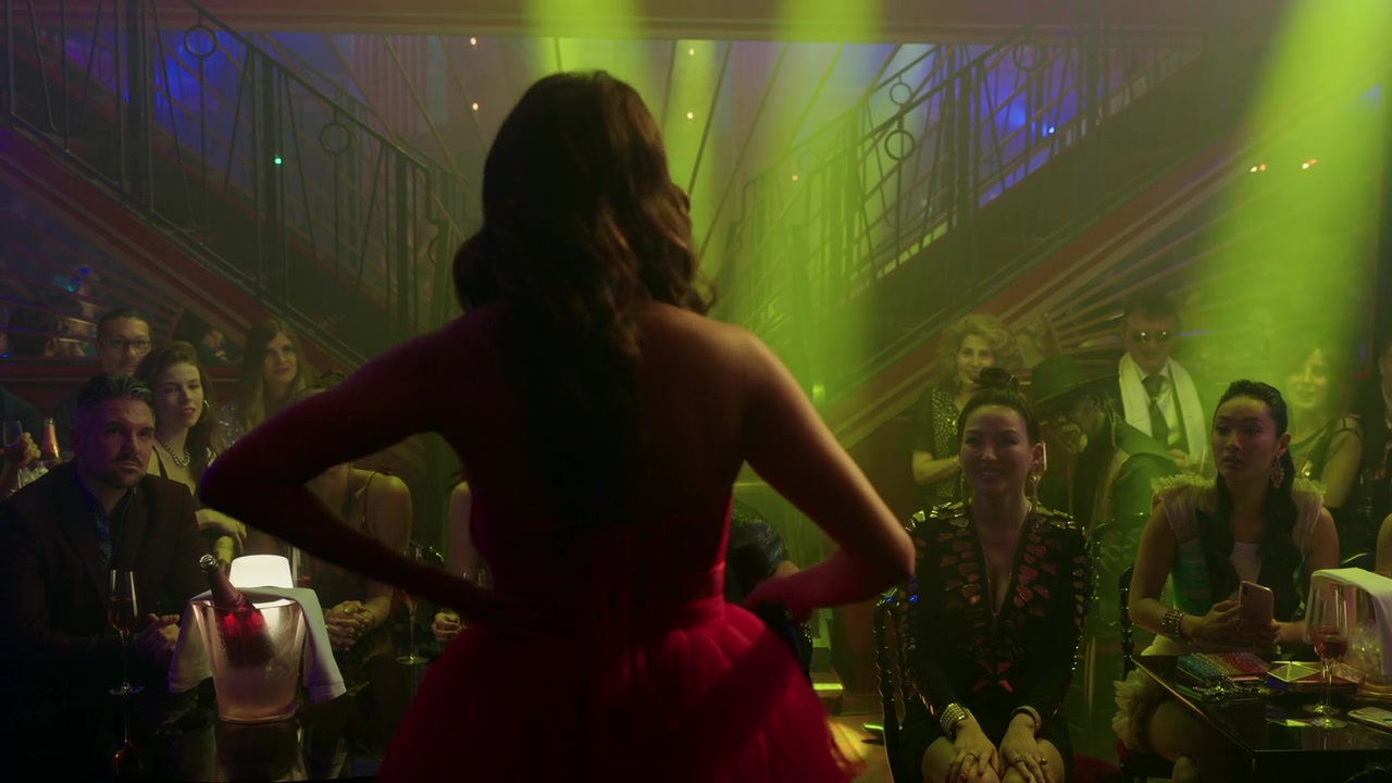Emily_in_Paris_S01E08_Family_Affair_720p_NF_WEB-DL_DDP5_1_x264-BTN_0726.jpg