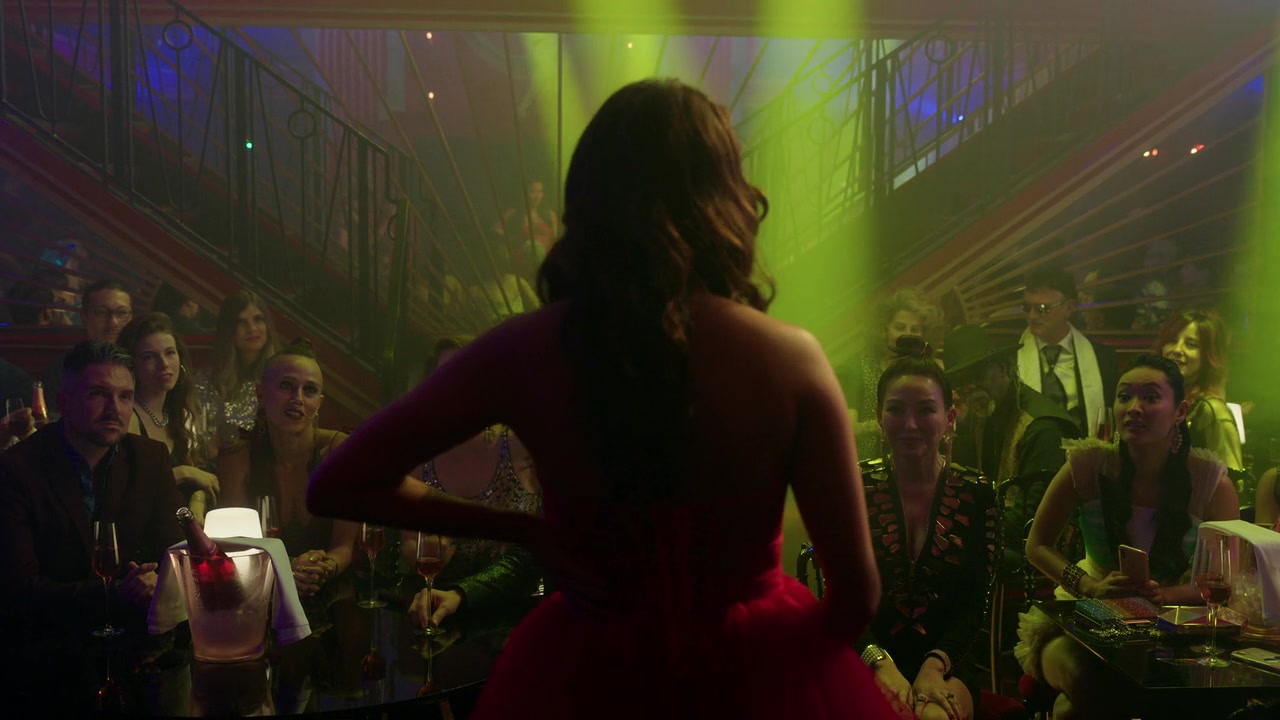 Emily_in_Paris_S01E08_Family_Affair_720p_NF_WEB-DL_DDP5_1_x264-BTN_0727.jpg