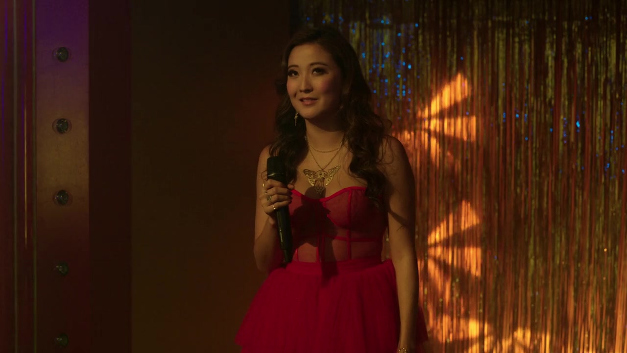 Emily_in_Paris_S01E08_Family_Affair_720p_NF_WEB-DL_DDP5_1_x264-BTN_0737.jpg