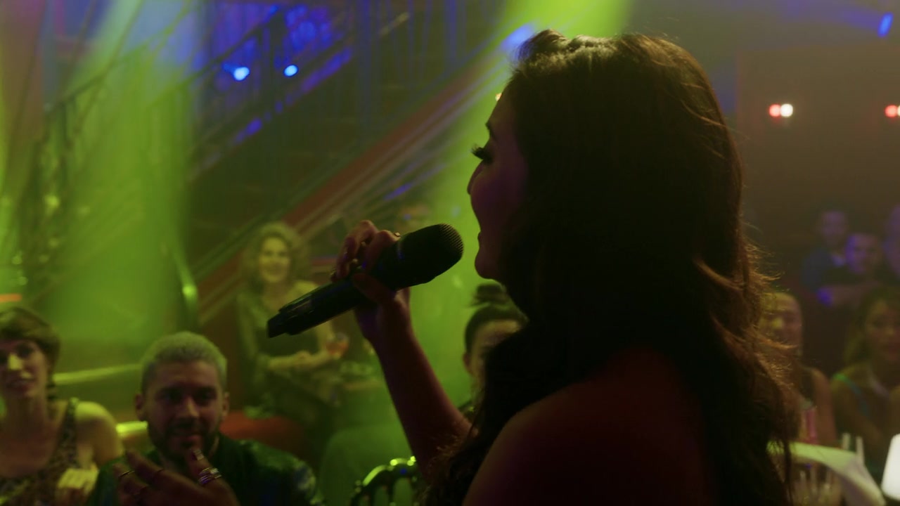 Emily_in_Paris_S01E08_Family_Affair_720p_NF_WEB-DL_DDP5_1_x264-BTN_0744.jpg